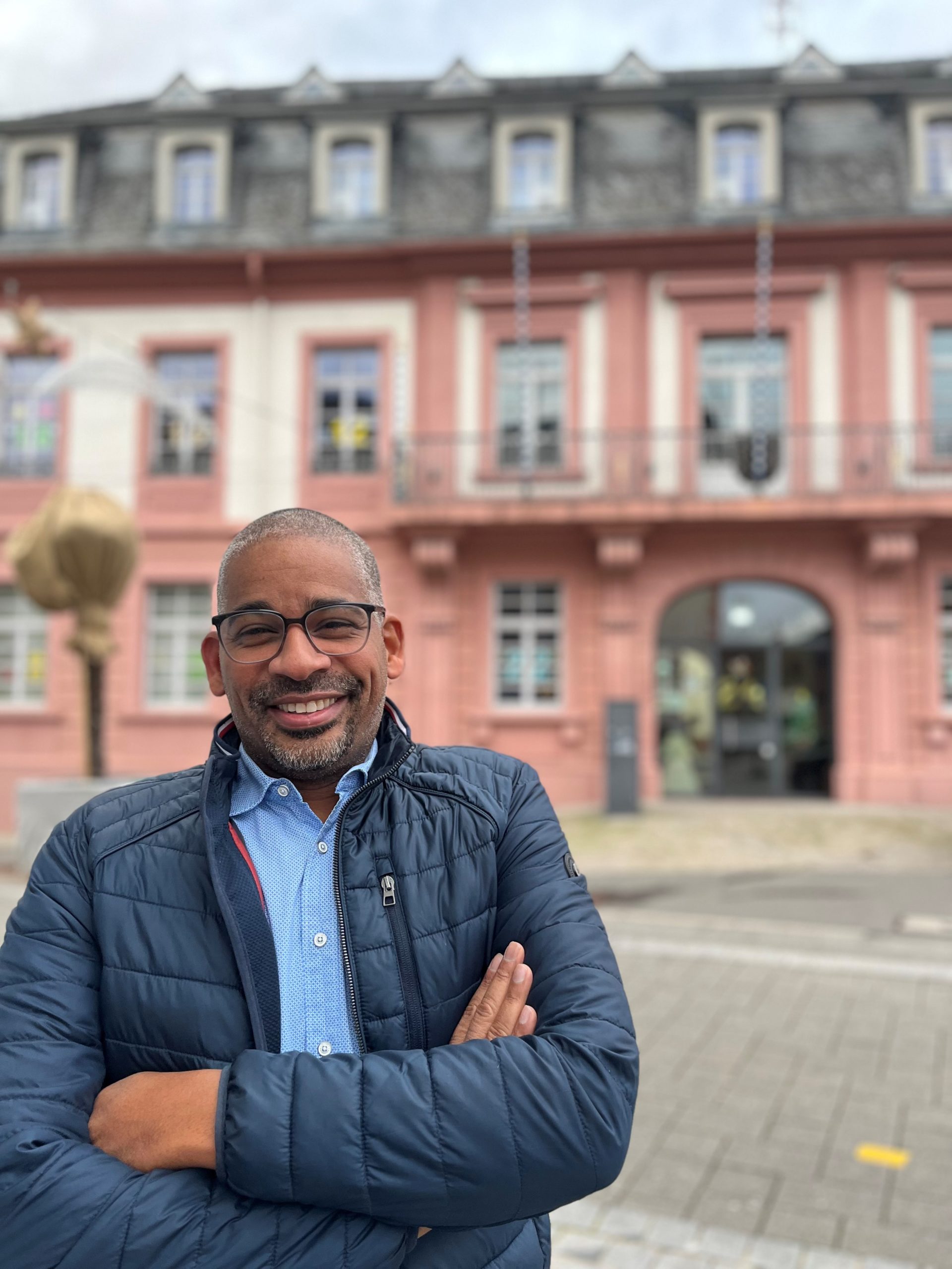 John Ehret vor dem Rathaus