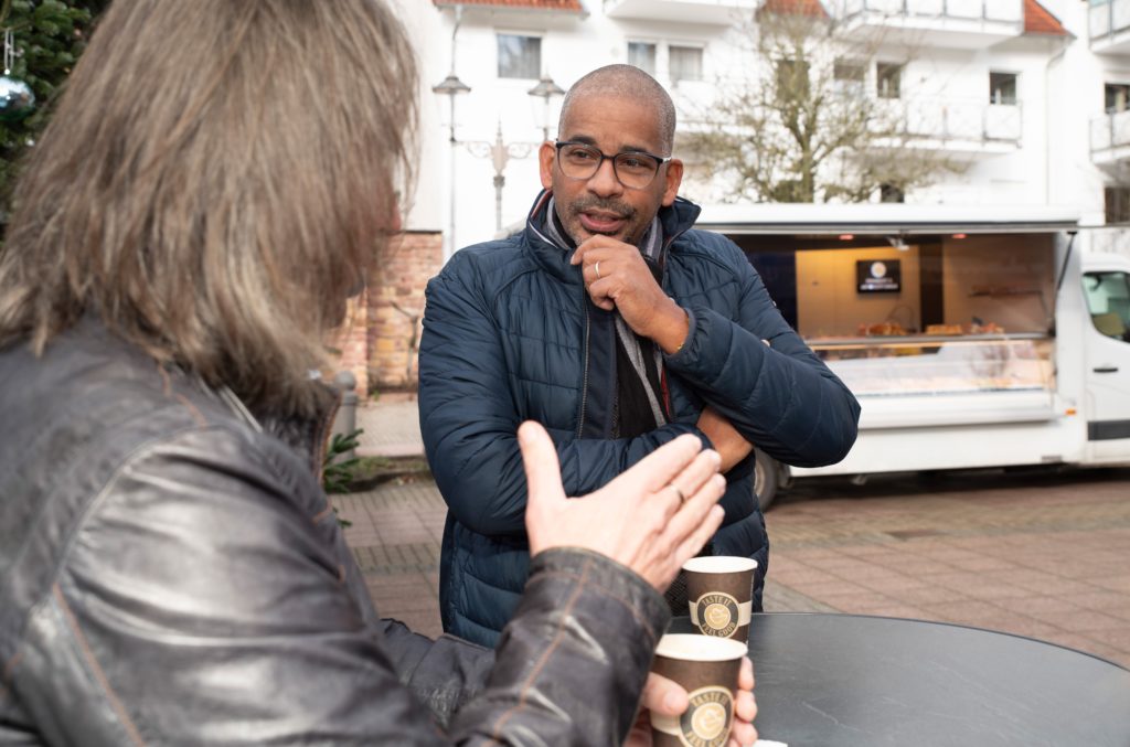 John Ehret im Dialog bei einem Espresso