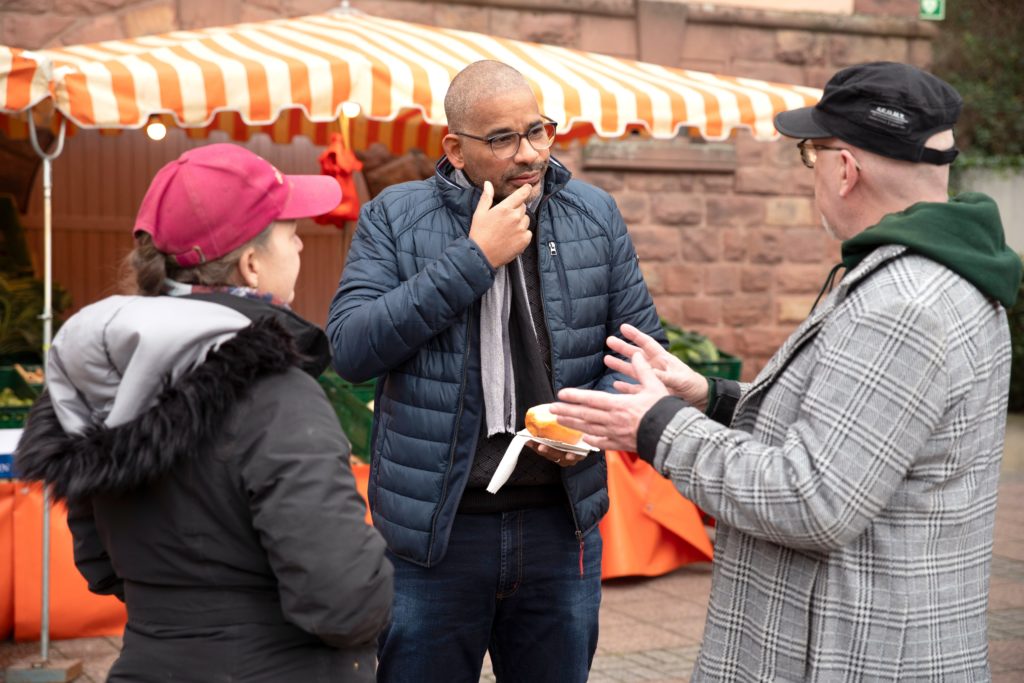 John Ehret im Gespräch auf dem Wochenmarkt